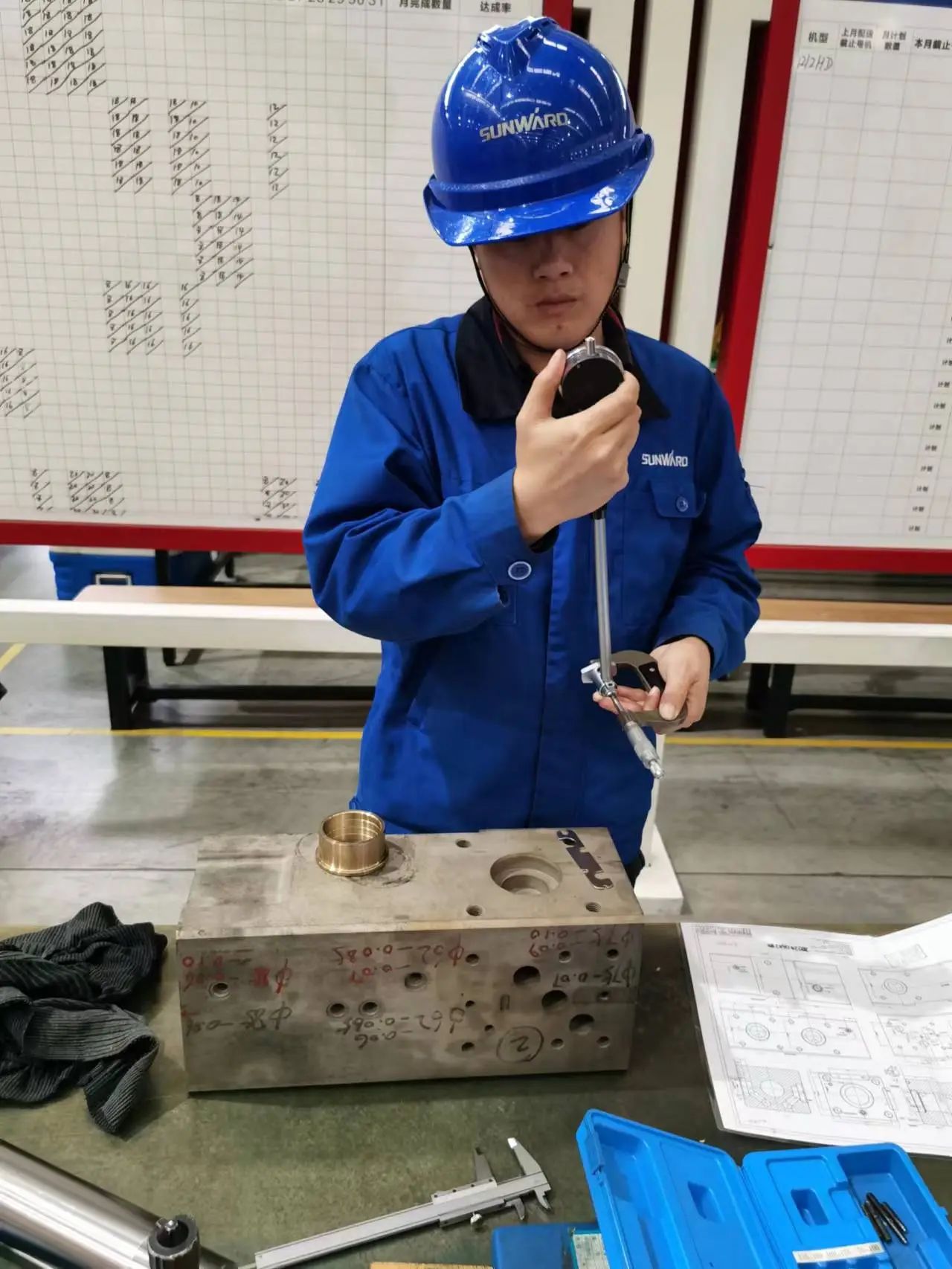看山河工匠們如何用一雙巧手“拿捏”工作、創(chuàng  )造“奇跡”