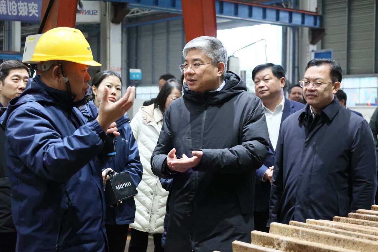 商務(wù)部部長(cháng)助理唐文弘調研山河智能