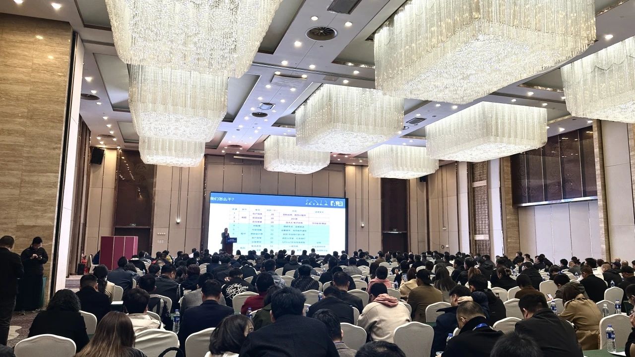 “爆品”來(lái)襲，簽單不斷！ 山河智能盛裝亮相第八屆全國高空作業(yè)平臺租賃大會(huì )