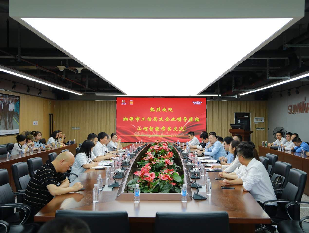 湘潭市工信局帶隊蒞臨山河智能開(kāi)展智能制造現場(chǎng)觀(guān)摩交流活動(dòng)