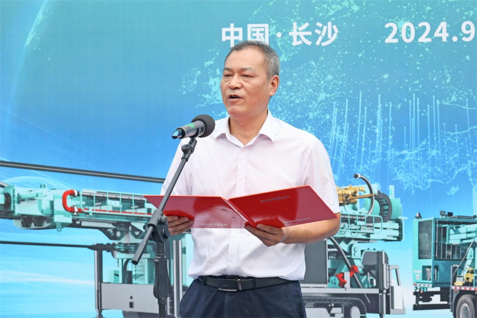 引領(lǐng)綠色科技新篇章！山河智能新能源鉆機成功交付