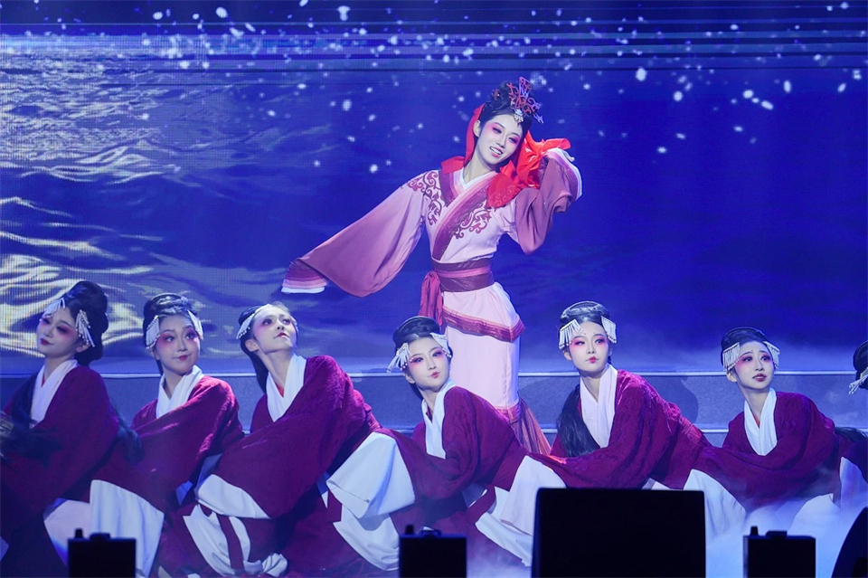 創(chuàng  )新引領(lǐng)價(jià)值 理想成就未來(lái)——慶祝山河智能成立25周年表彰大會(huì )暨文藝晚會(huì )隆重舉行