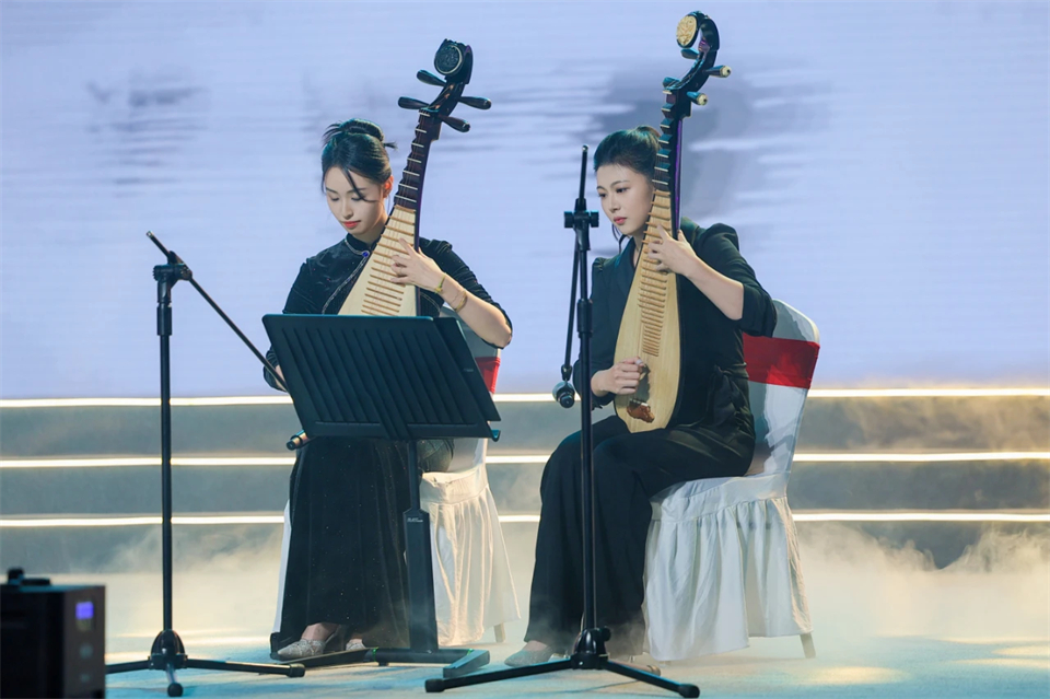 創(chuàng  )新引領(lǐng)價(jià)值 理想成就未來(lái)——慶祝山河智能成立25周年表彰大會(huì )暨文藝晚會(huì )隆重舉行