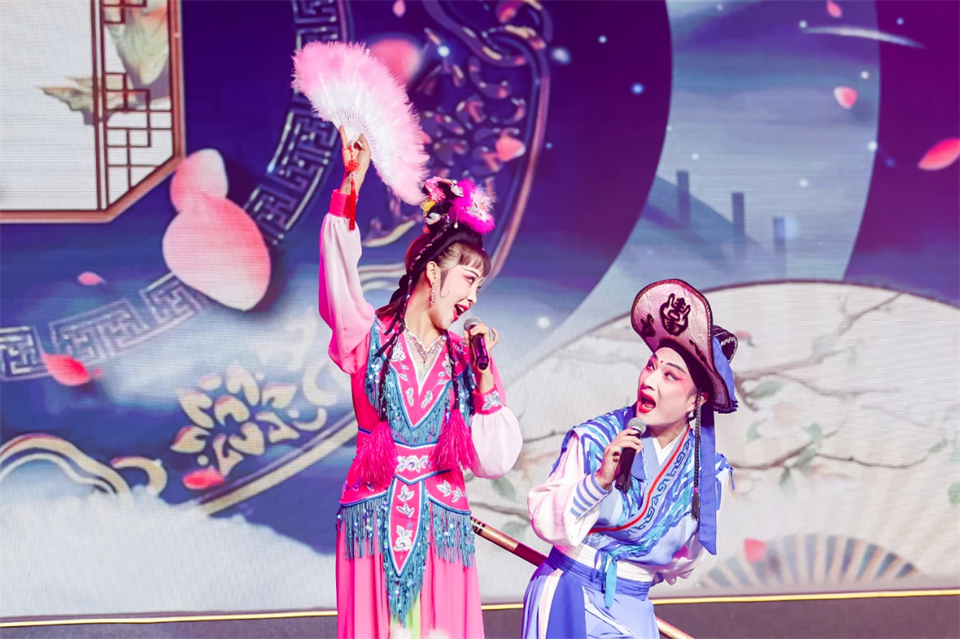 創(chuàng  )新引領(lǐng)價(jià)值 理想成就未來(lái)——慶祝山河智能成立25周年表彰大會(huì )暨文藝晚會(huì )隆重舉行