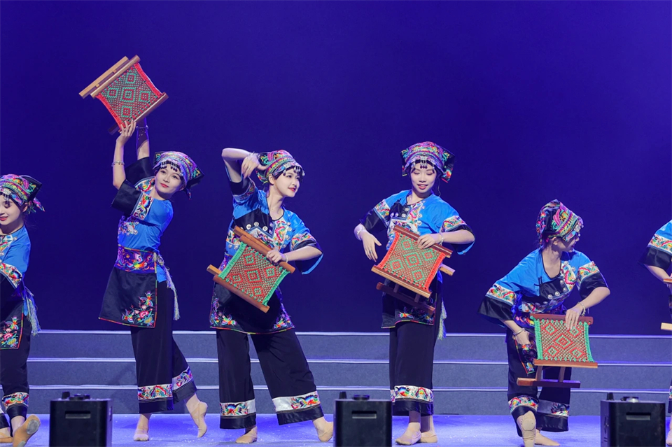 創(chuàng  )新引領(lǐng)價(jià)值 理想成就未來(lái)——慶祝山河智能成立25周年表彰大會(huì )暨文藝晚會(huì )隆重舉行