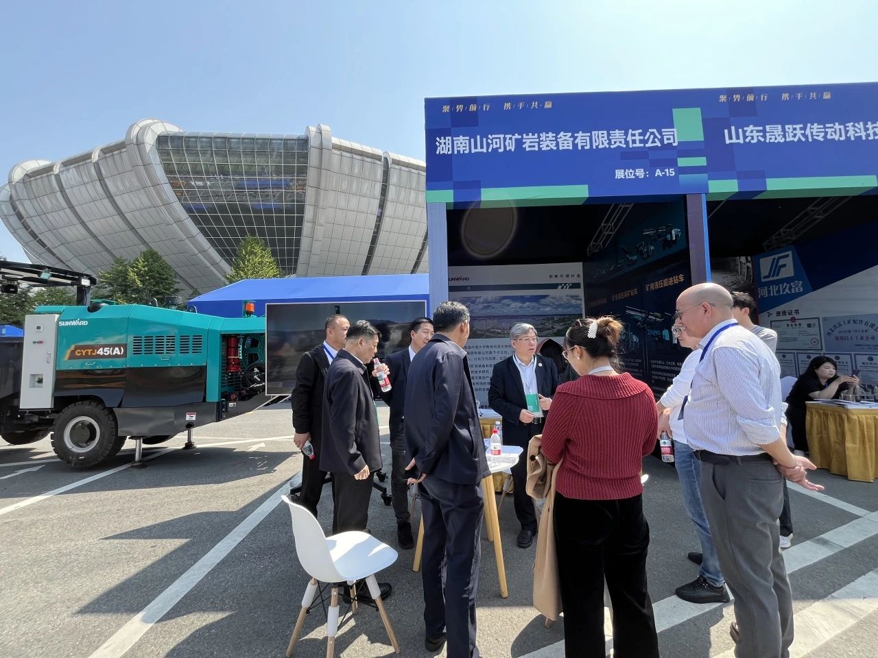 山河礦巖攜井下掘進(jìn)臺車(chē)亮相蒼南礦山井巷機械展