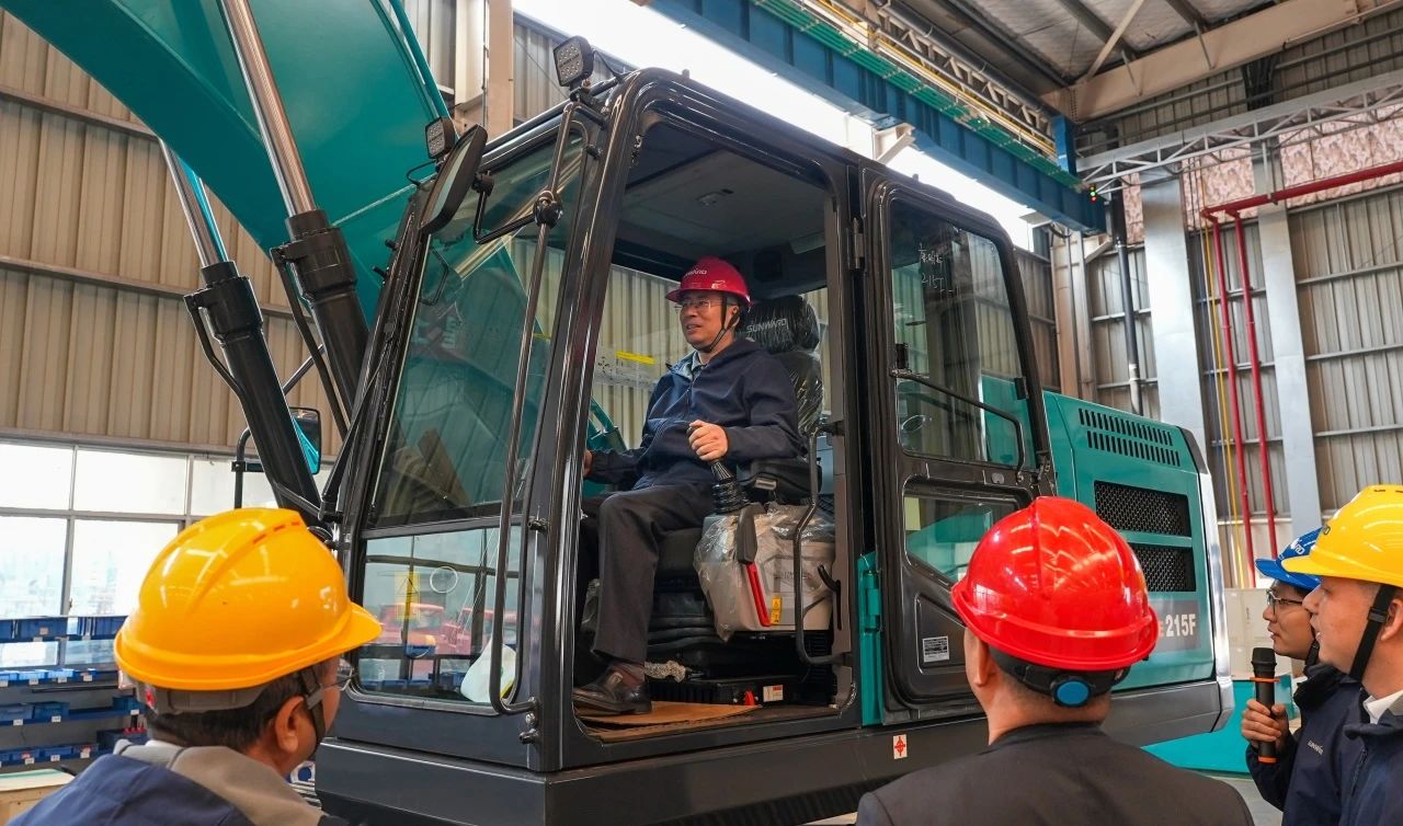 聚焦市場(chǎng)需求，山河智能三款精品工程液壓挖掘機成功下線(xiàn)